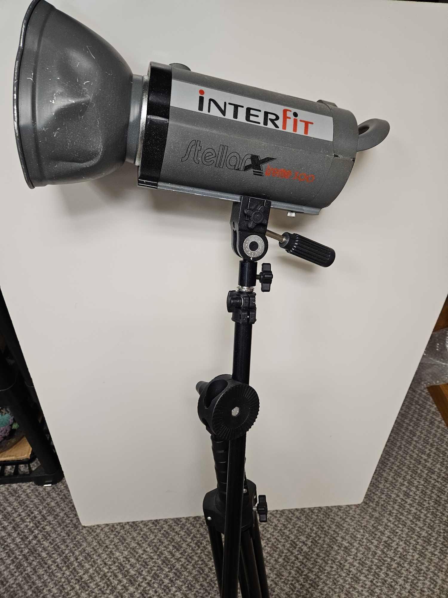 INTERFIT STELLAR XTREME 300 STUDIO PHOTOGRAPHY LIGHT on Tripod