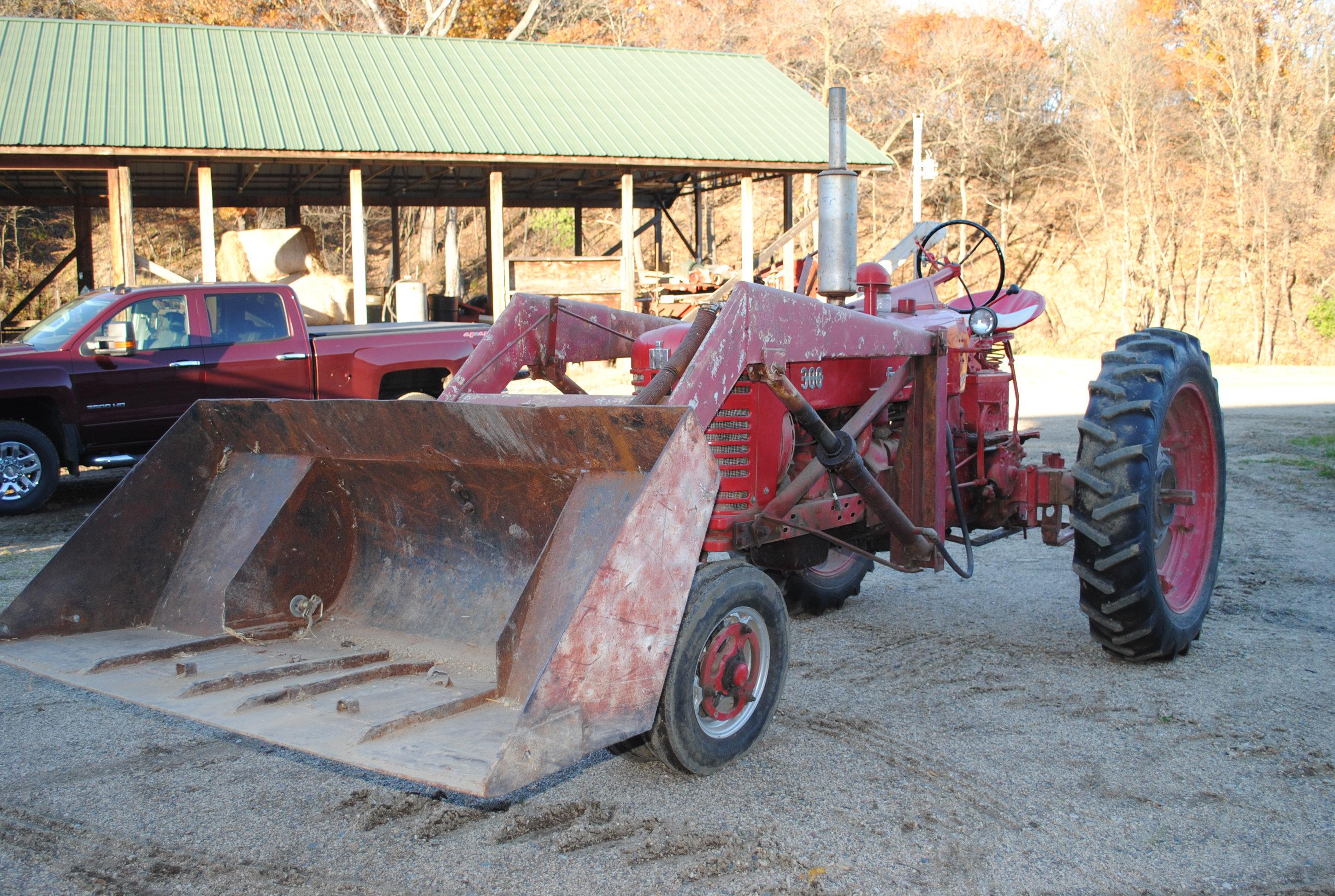 Farmall 300 gas, narrow front, single hydraulic, 12-volt, (Paulson loader with trip bucket recently