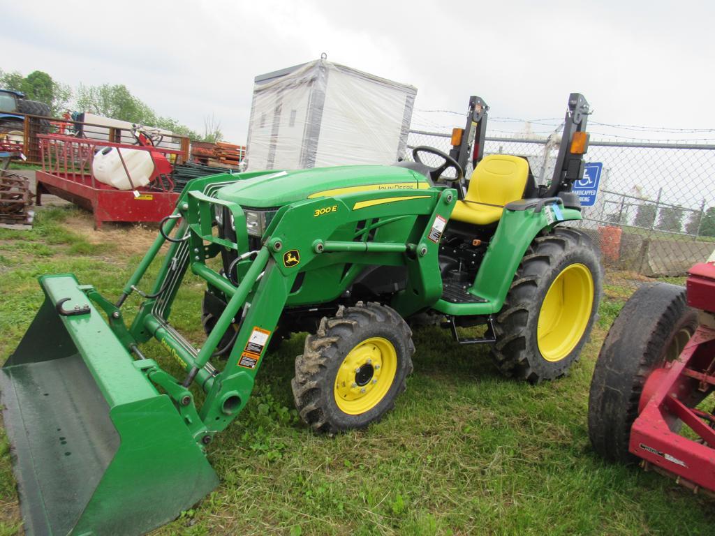 JD 3032E Tractor