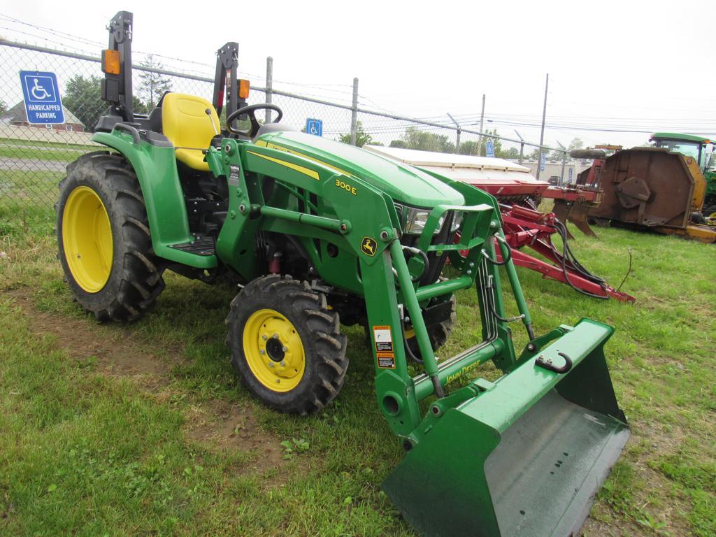 JD 3032E Tractor