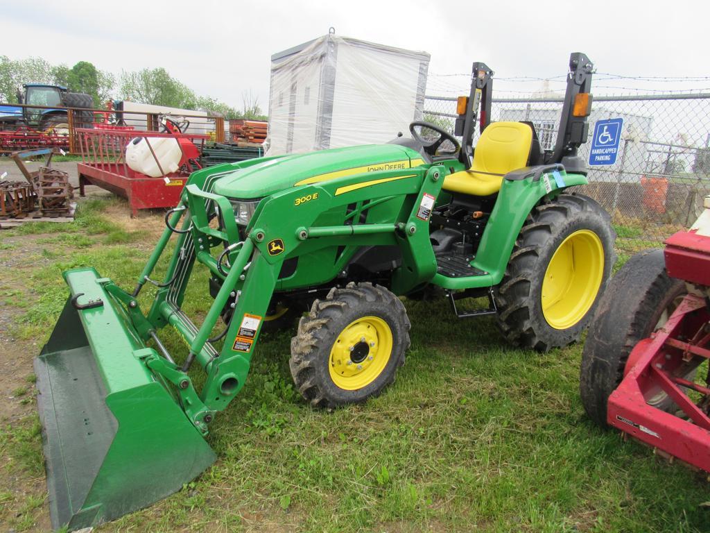 JD 3032E Tractor