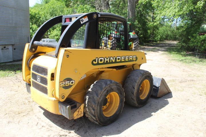 JD 250 Skid Steer w/70 In. Bucket