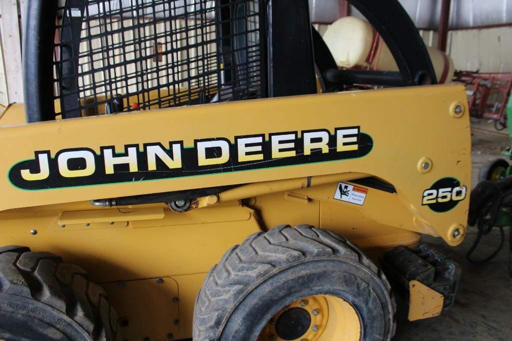 JD 250 Skid Steer w/70 In. Bucket