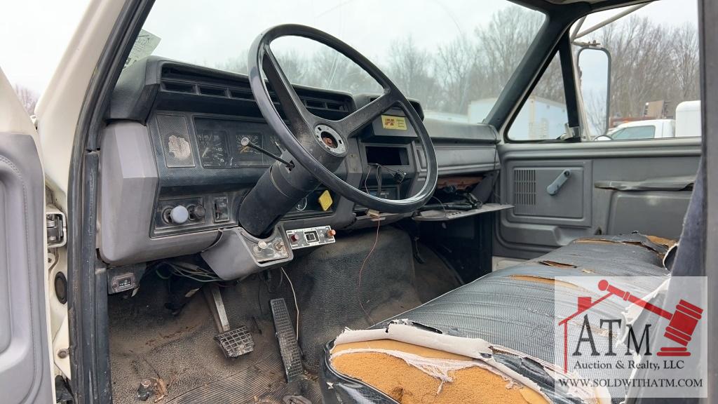 1996 Ford F-800 Knuckle Boom Truck (Salvage Title)