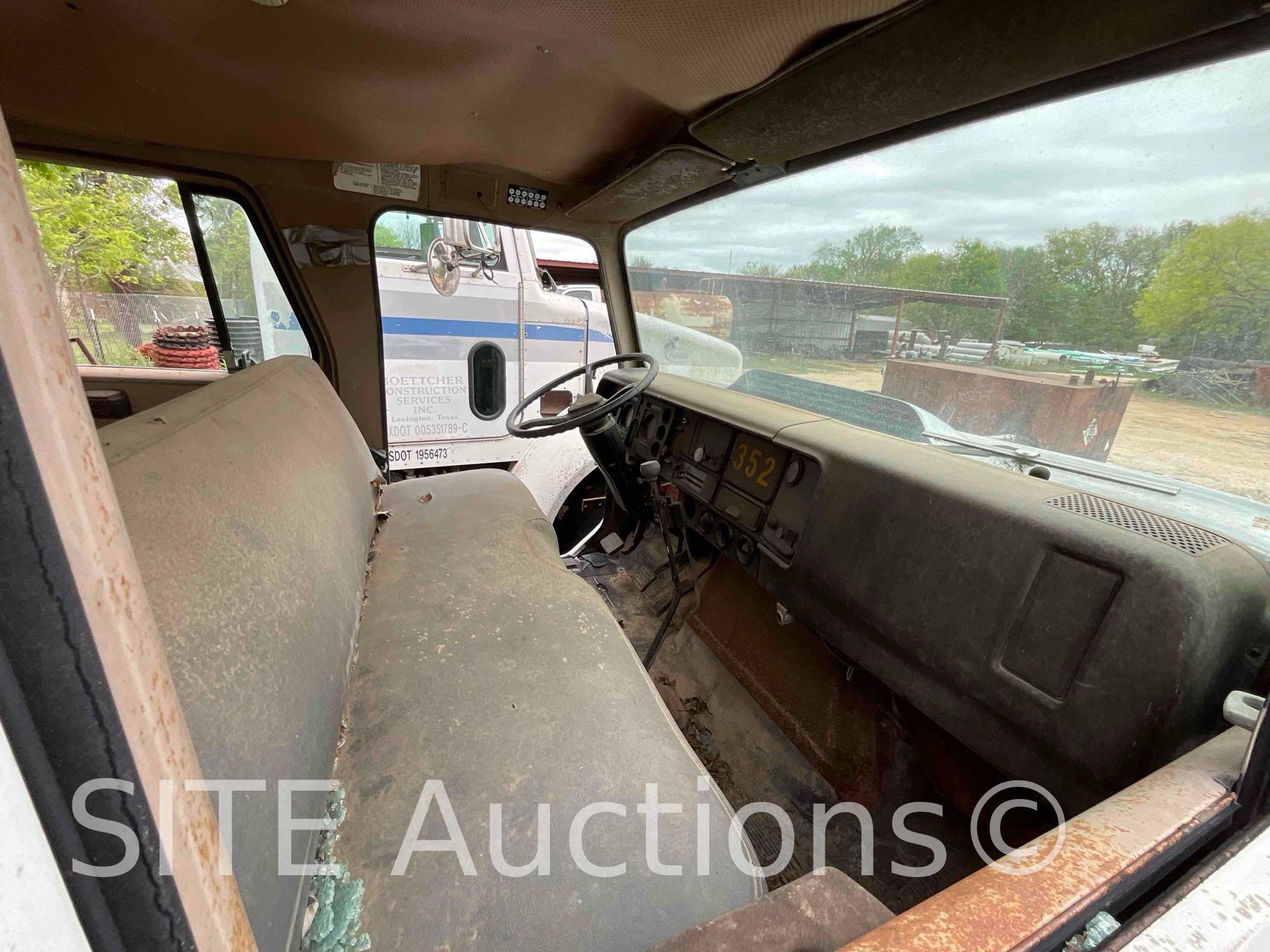 1987 International 1754 S/A Tank Truck