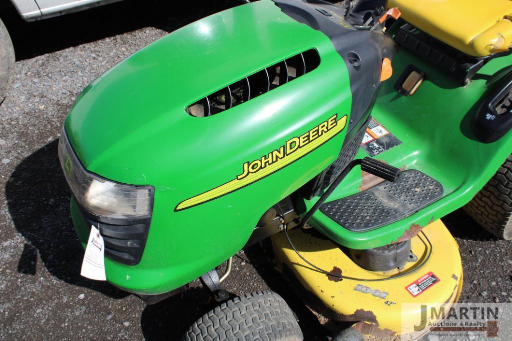 JD L118 riding mower