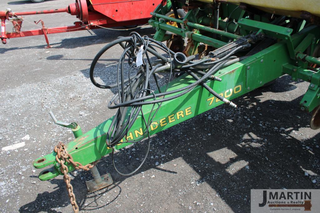 JD 7200 MaxEmerge II 6 row planter