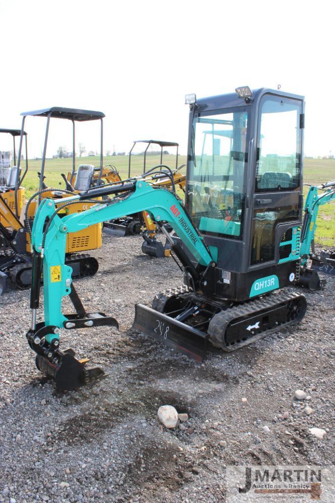 AGT Industrial QH13R mini excavator