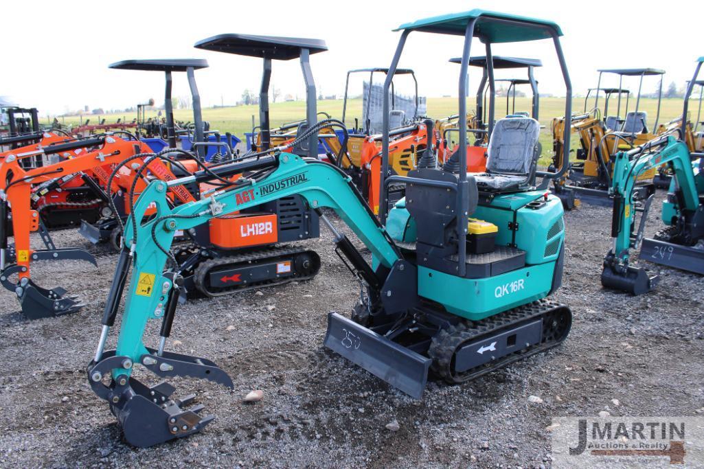 AGT Industrial QK16R mini excavator