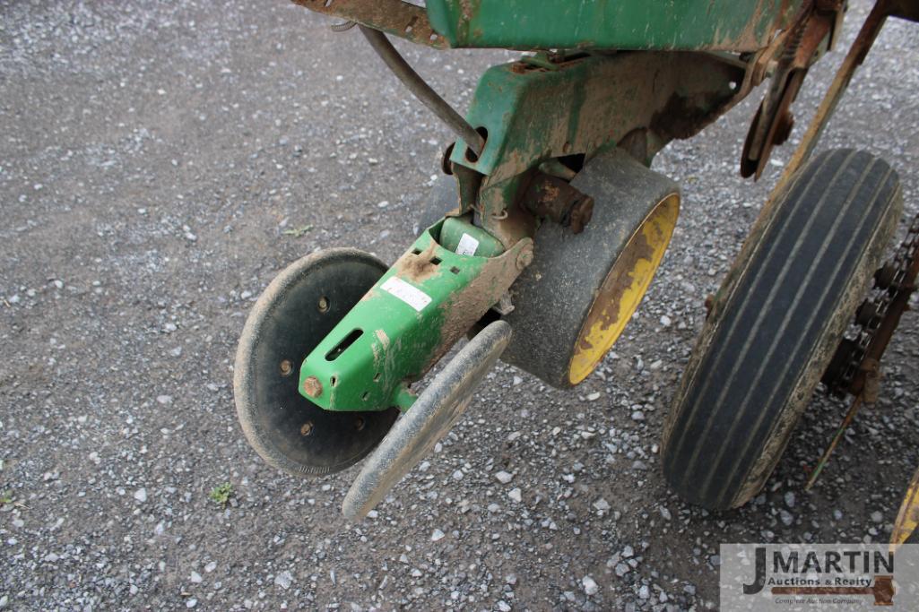 JD 7000 6 row corn planter