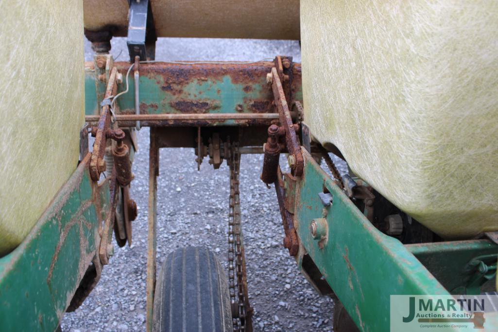 JD 7000 6 row corn planter