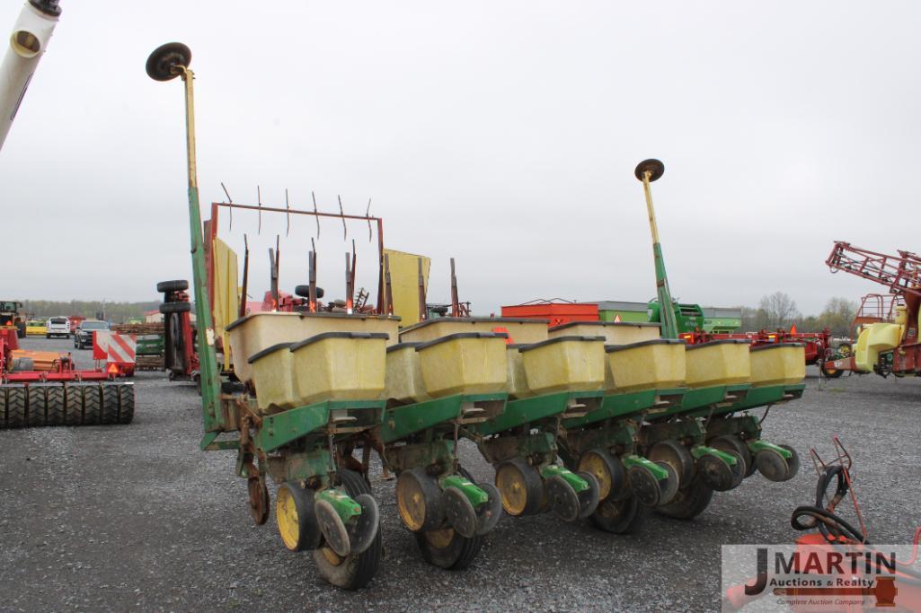 JD 7000 6 row corn planter