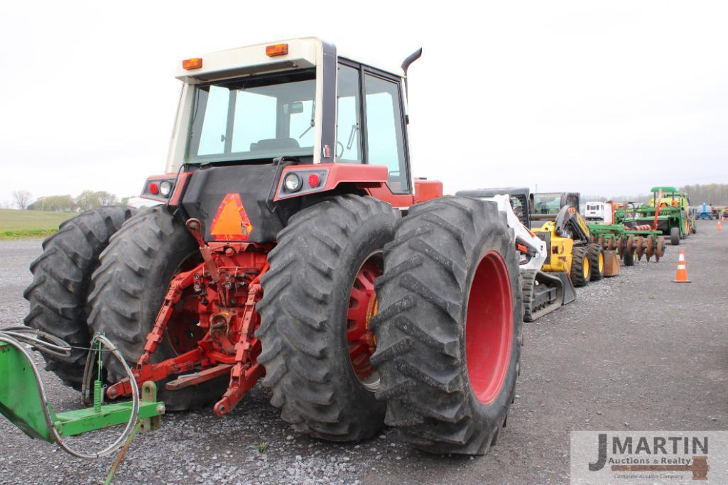 IH 1586 tractor