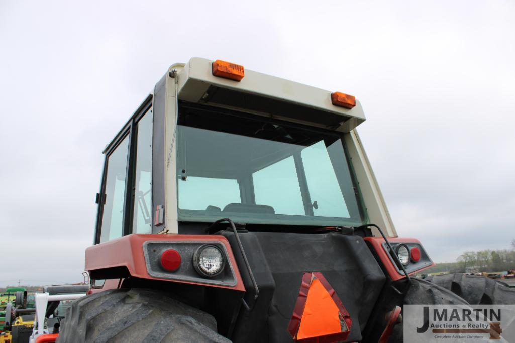 IH 1586 tractor