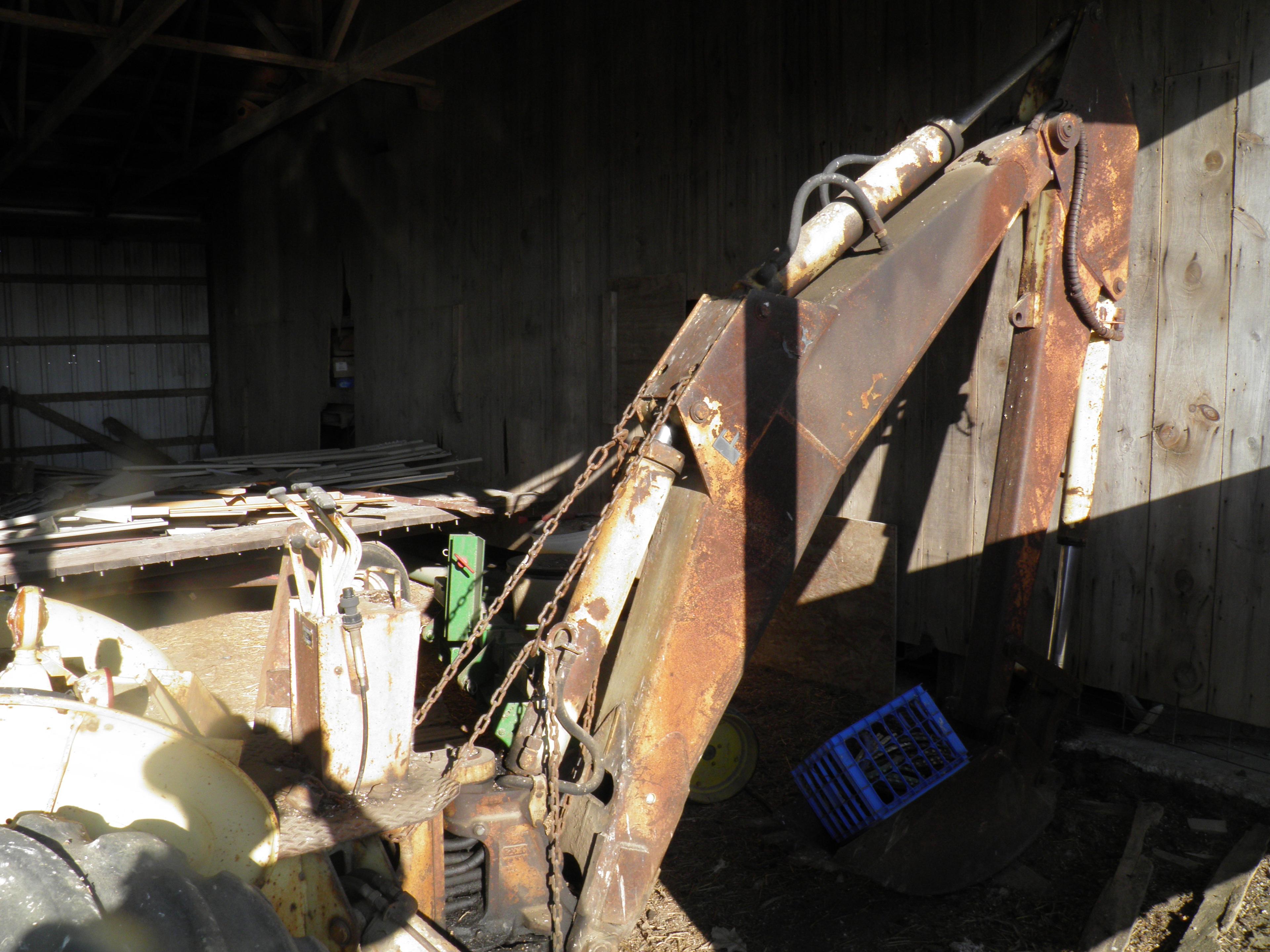 FORD 1000 SERIES tractor with bucket and loader