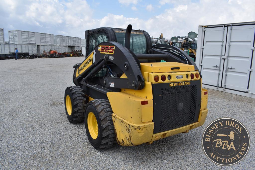 2014 NEW HOLLAND L225 26242