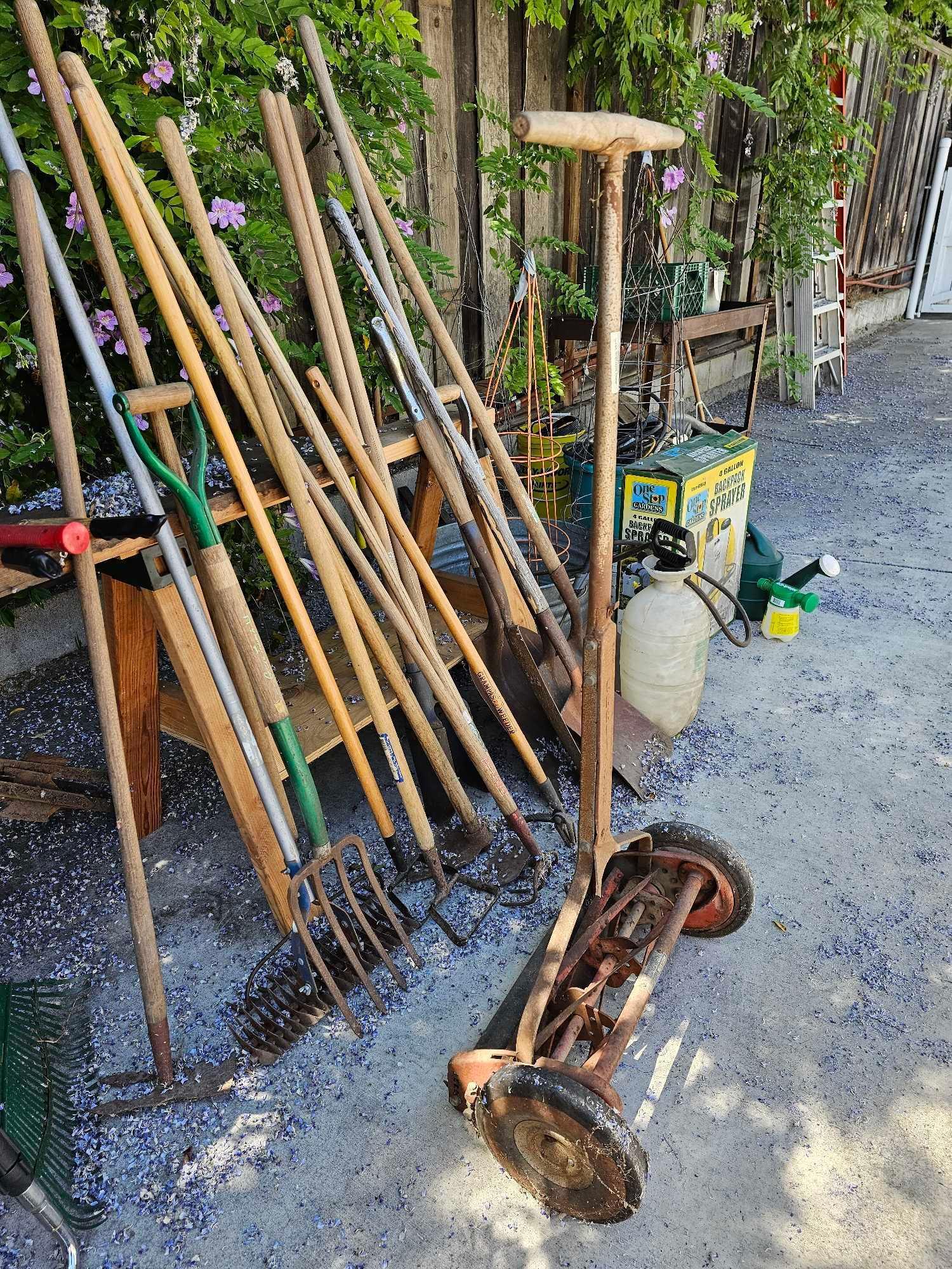 LARGE GROUP OF OUTDOOR SHOVELS