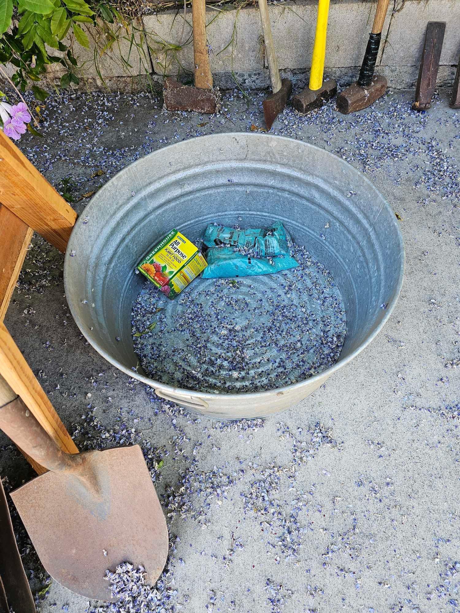 LARGE GROUP OF OUTDOOR SHOVELS