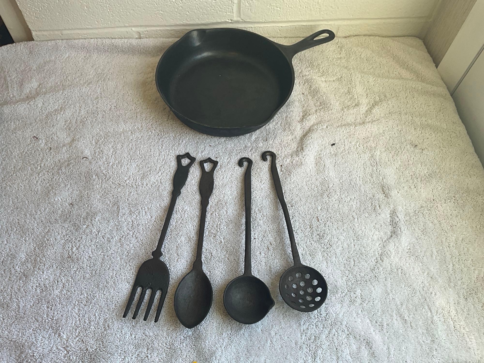 Wagnerware #7 cast iron skillet