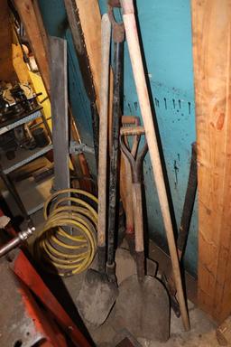 Large quantity of garden hand tools