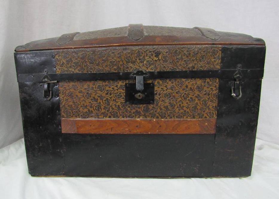 ANTIQUE VICTORIAN TRUNK