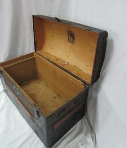 ANTIQUE VICTORIAN TRUNK