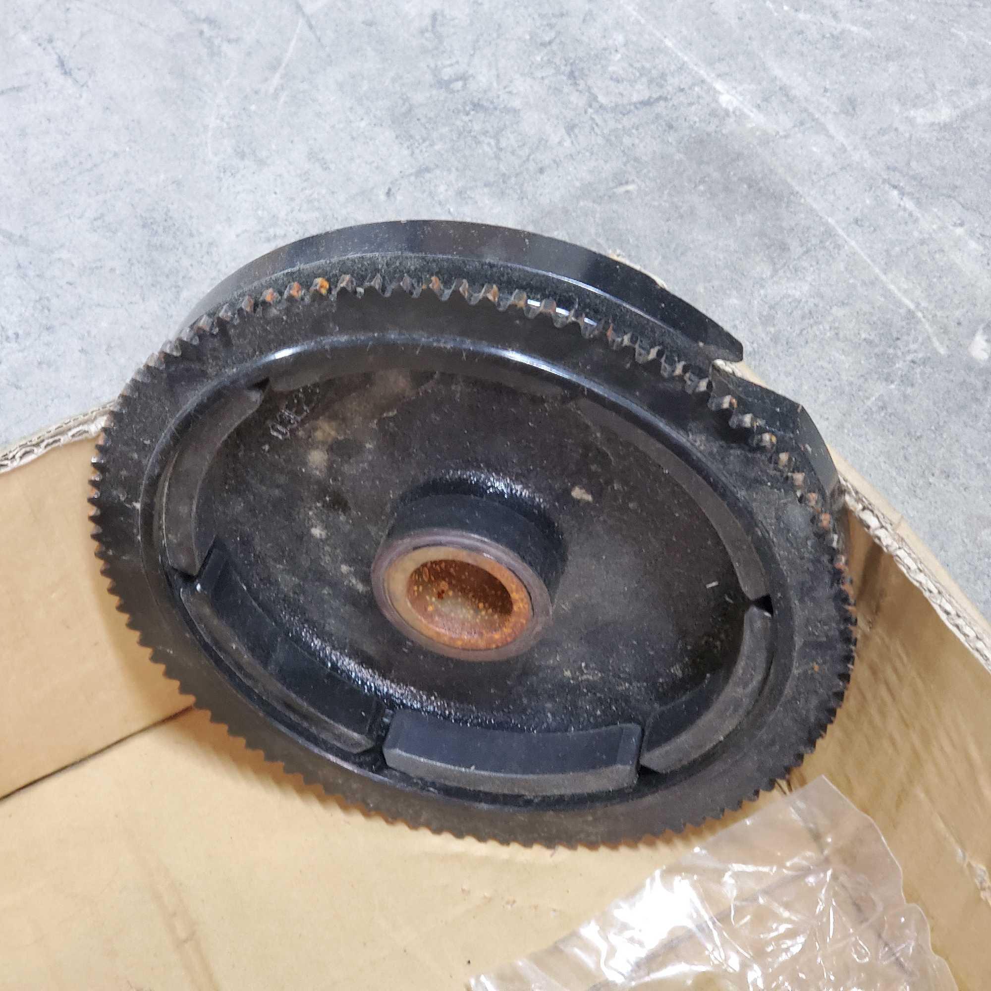 Box Mercury marine flywheel dual engine steering