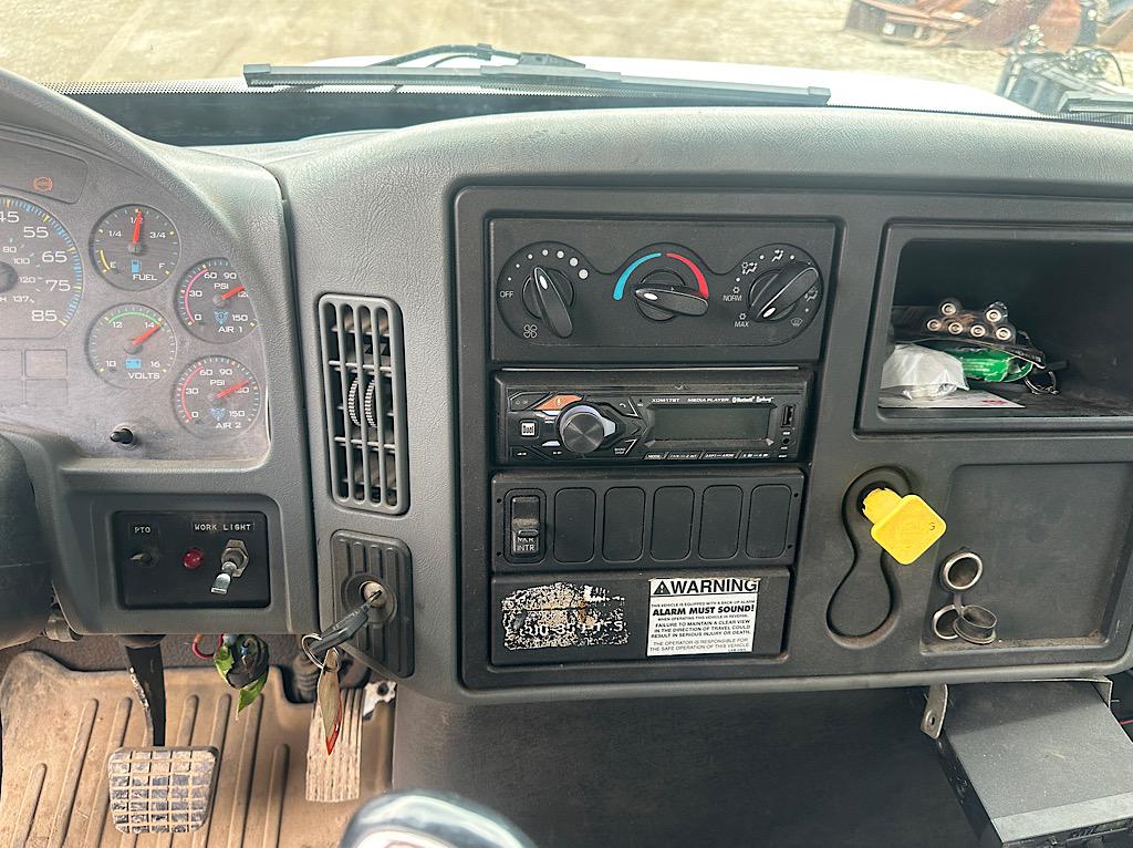 2004 INTERNATIONAL 4300 SBA 4x2