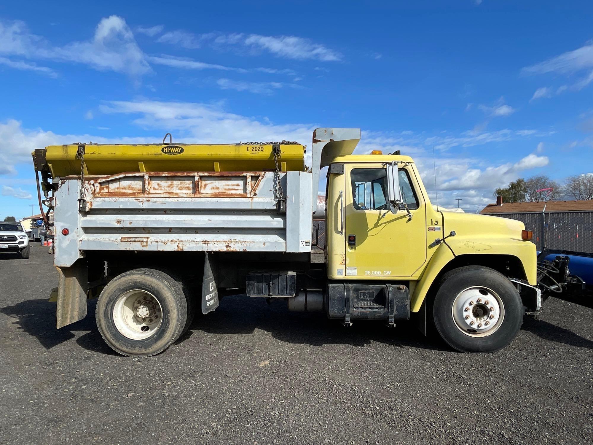 1988 Navistar International S1700 Dually Dumptruck w/ Snow Plow