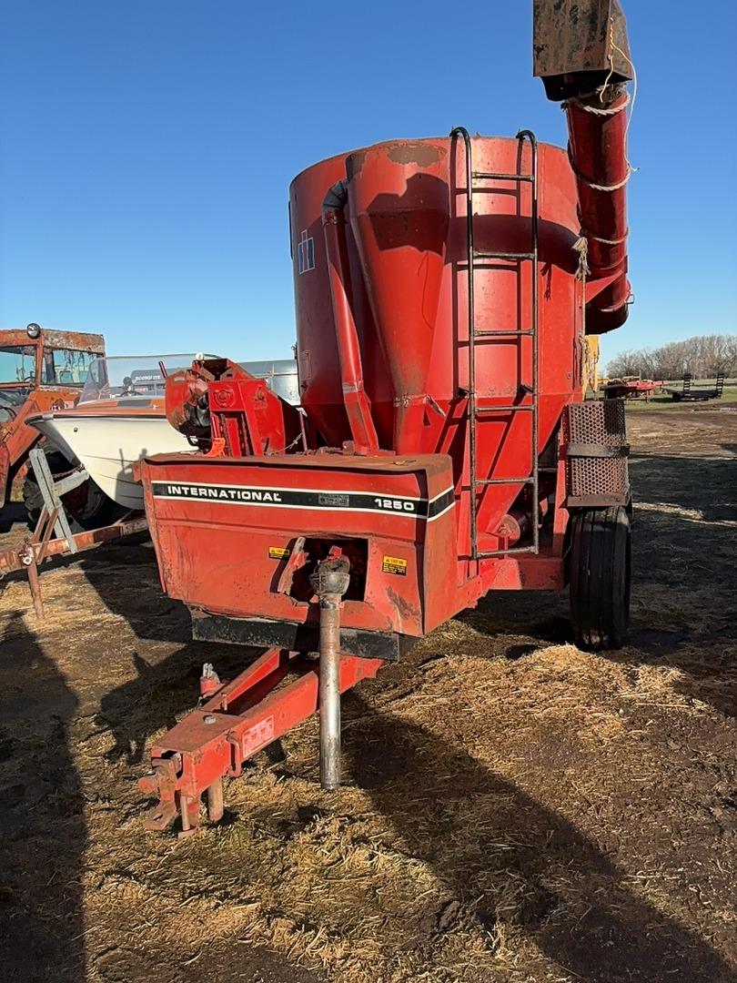 1250 IH Grinder Mixer S24806ND