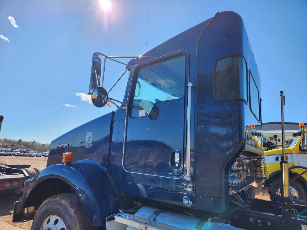 2008 Kenworth T800 Day Cab Tractor