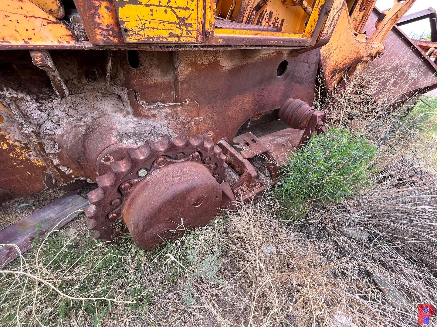 INTERNATIONAL HARVESTER TRACKED LOADER VIN/SN: 15667, 4 CYL. DIESEL ENGINE