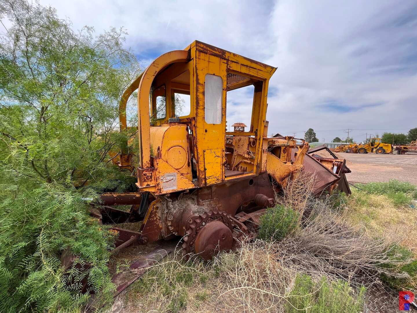 INTERNATIONAL HARVESTER TRACKED LOADER VIN/SN: 15667, 4 CYL. DIESEL ENGINE