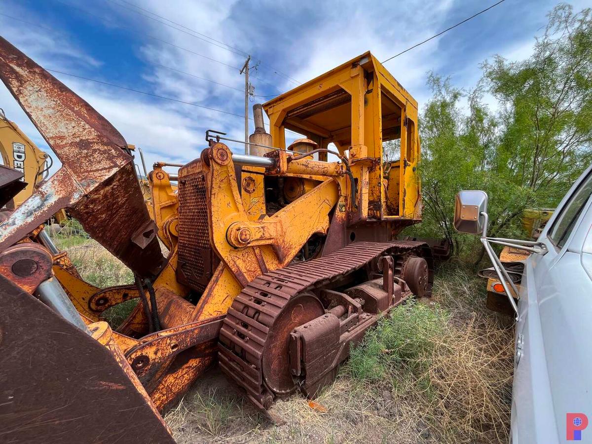 INTERNATIONAL HARVESTER TRACKED LOADER VIN/SN: 15667, 4 CYL. DIESEL ENGINE