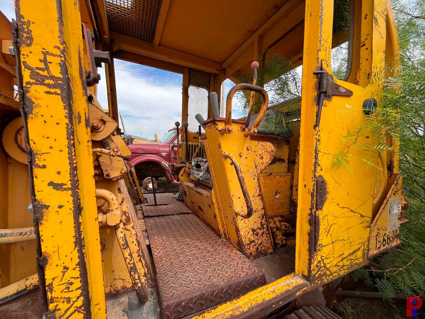 INTERNATIONAL HARVESTER TRACKED LOADER VIN/SN: 15667, 4 CYL. DIESEL ENGINE