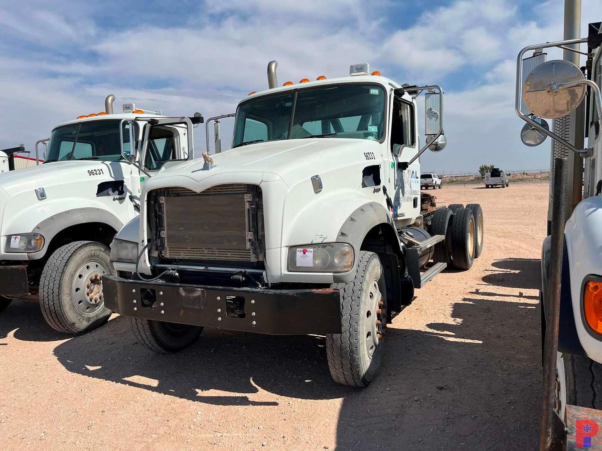 2014 MACK GU713 T/A DAYCAB VAC TRUCK VIN/SN: 1M2AX04Y7EM019303, MACK MP7 EN