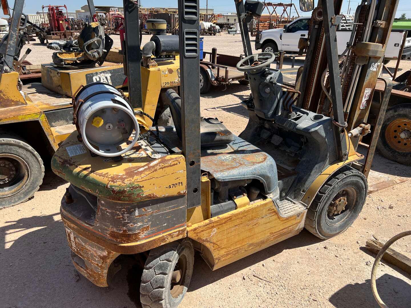 CATERPILLAR P5000 FORKLIFT Nissan 2.5 Liter LPG engine, 48" forks, Max fork