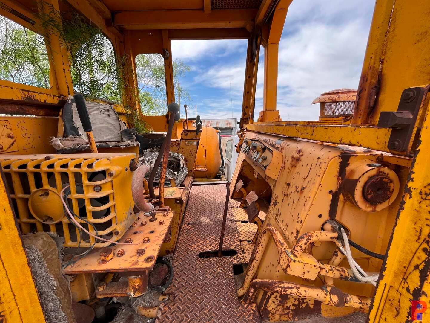 INTERNATIONAL HARVESTER TRACKED LOADER VIN/SN: 15667, 4 CYL. DIESEL ENGINE