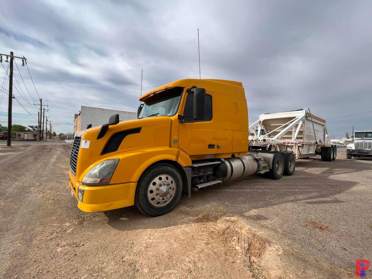 2012 VOLVO  T/A SLEEPER TRUCK TRACTOR ODOMETER READS 420,071 MILES, METER R