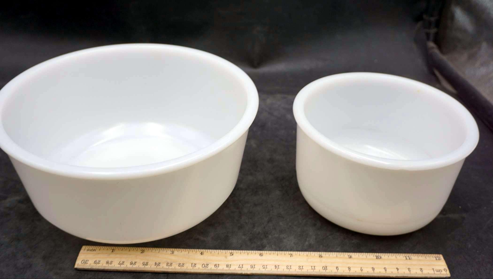 2 Nesting Bowls (Small Chip On One)