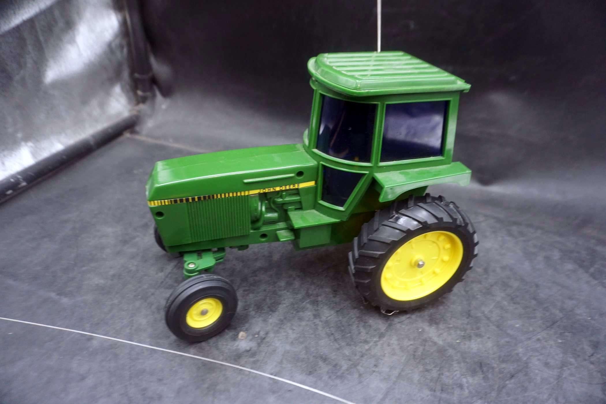 Ertl R.C. John Deere Tractor