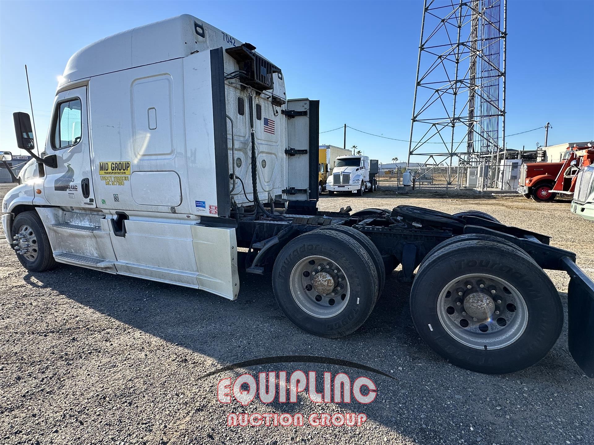 2016 FREIGHTLINER CASCADIA MID ROOF 6X2 TANDEM  SLEEPER