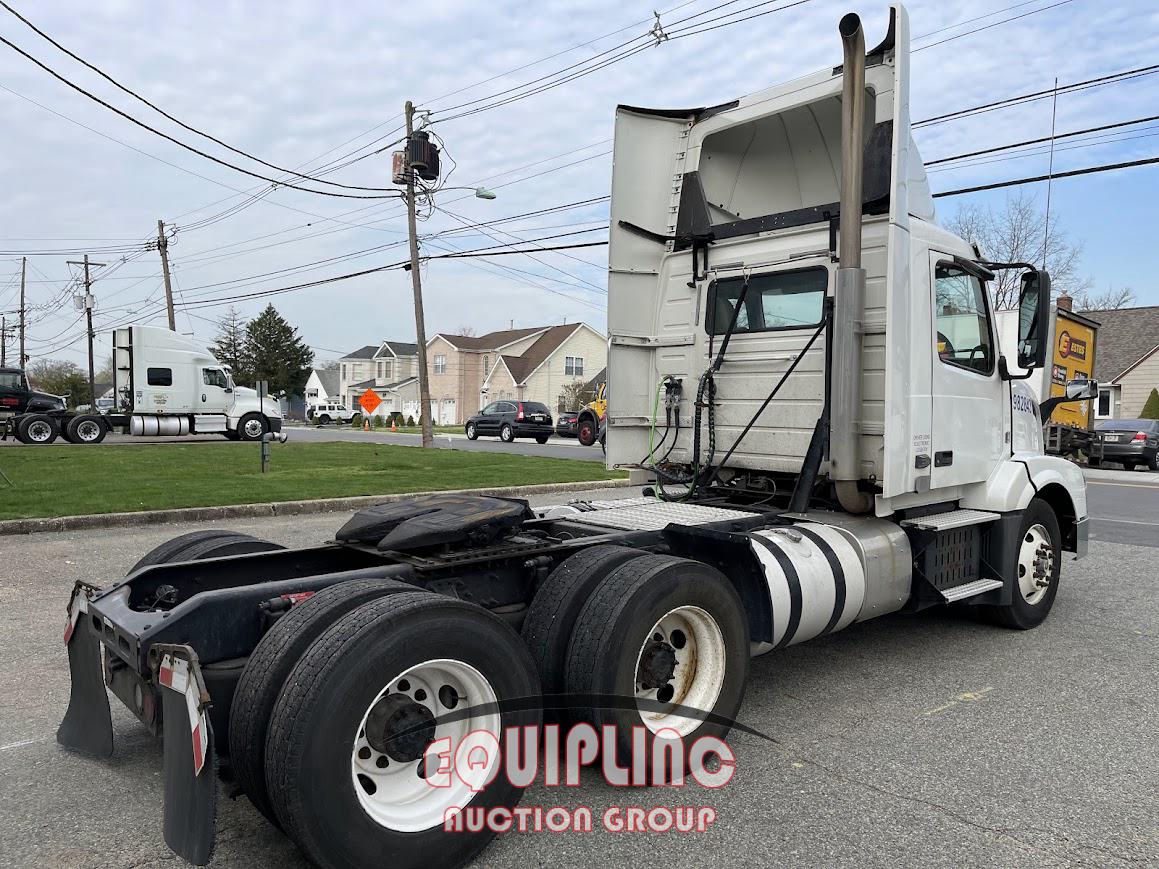 2017 VOLVO VNL TANDEM AXLE DAY CAB