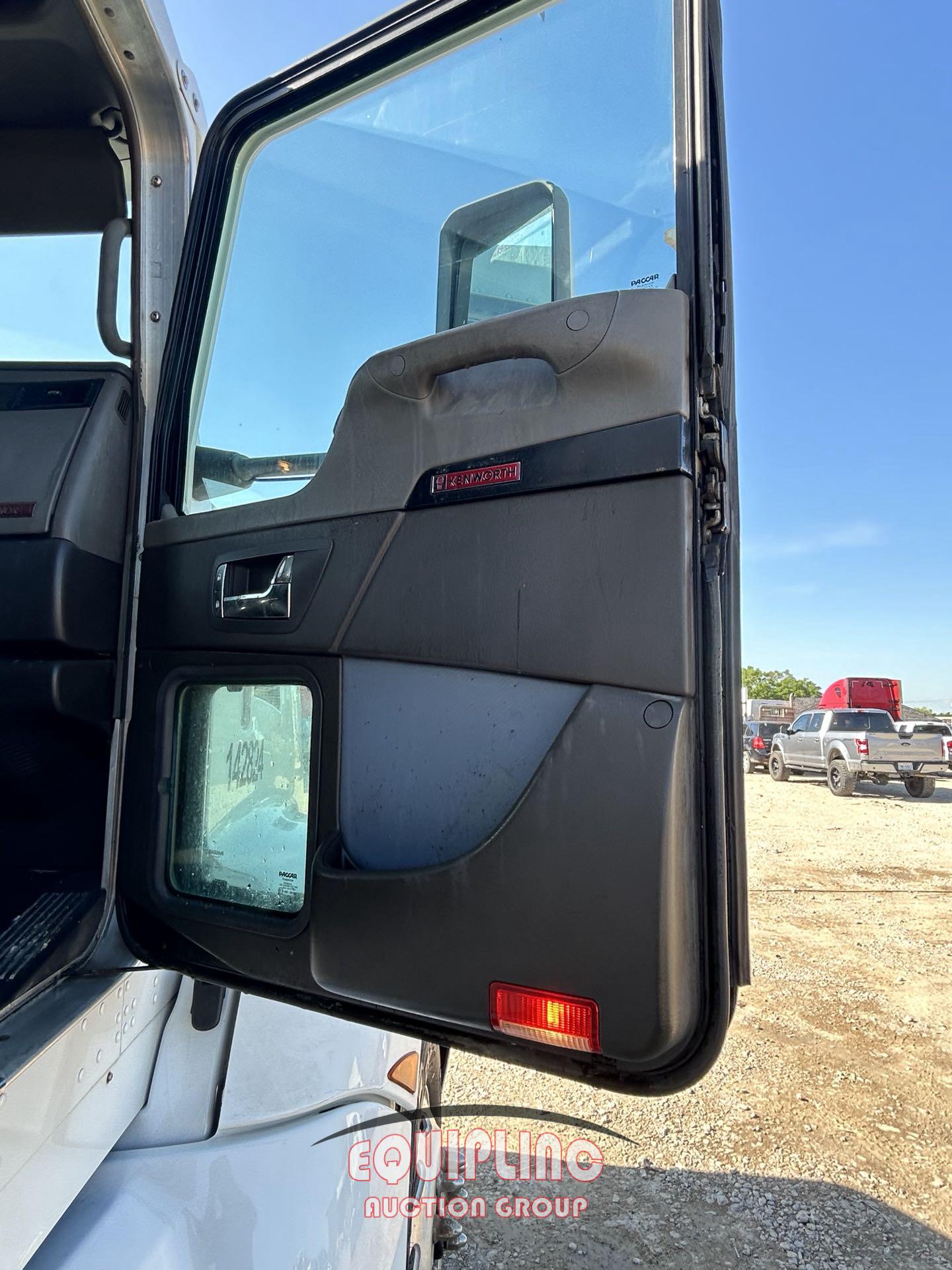 2014 KENWORTH T660 TANDEM AXLE SLEEPER TRUCK