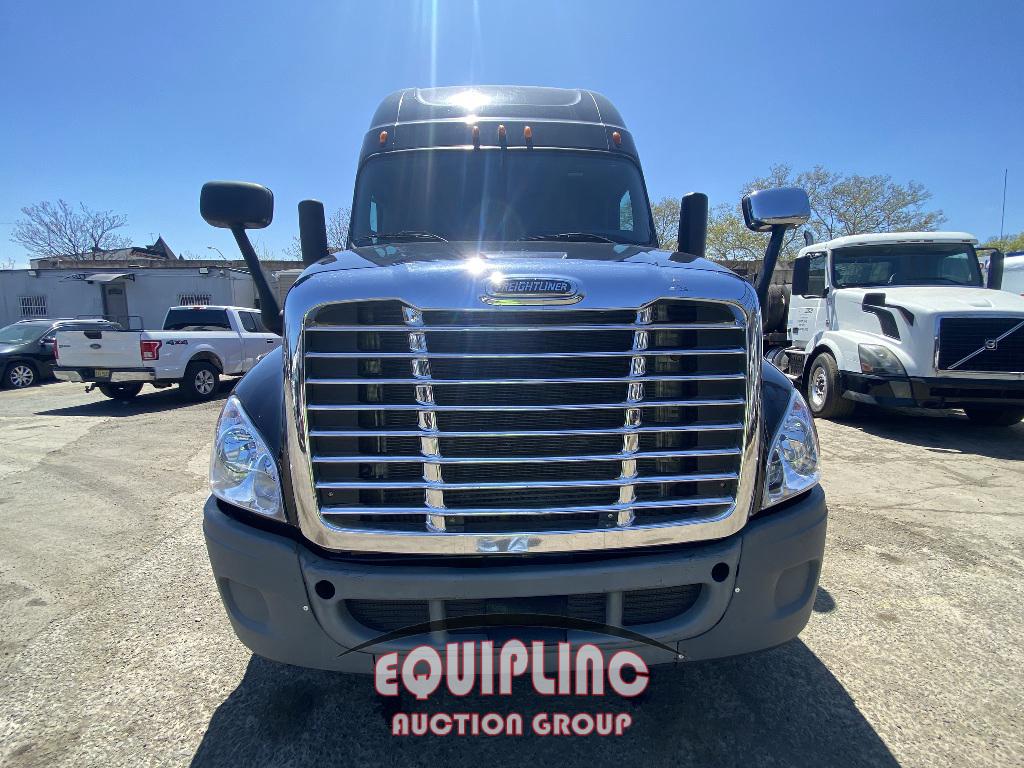 2015 FREIGHTLINER CASCADIA SLEEPER TRUCK