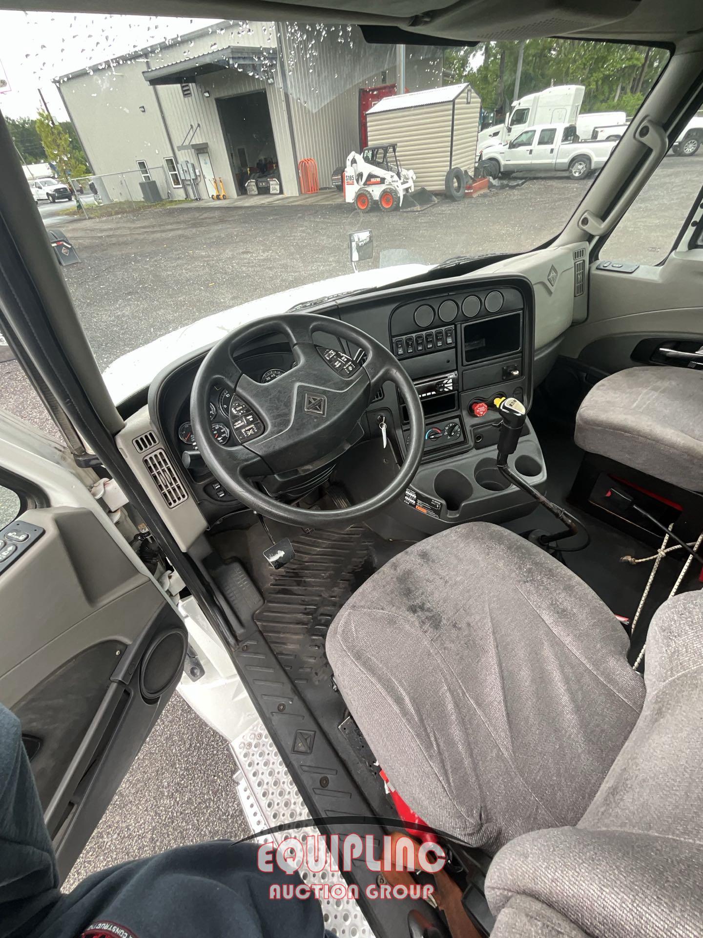 2015 INTERNATIONAL LF687 DAY CAB