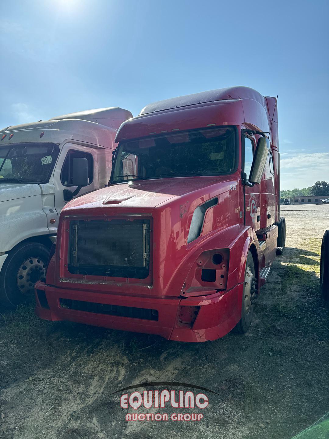 2015 VOLVO VNL64T MID ROOF TANDEM AXLE SLEEPER TRUCK