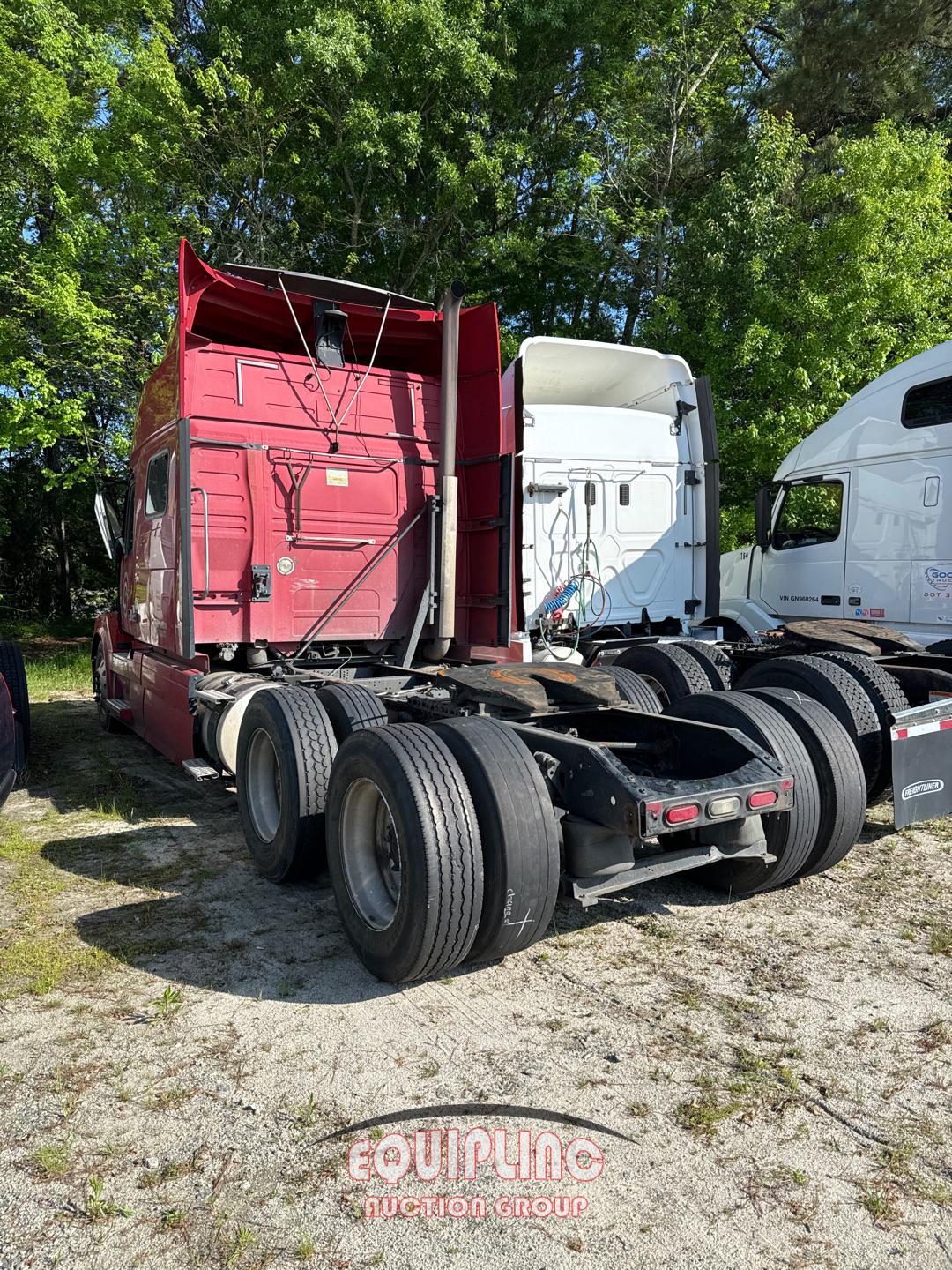 2015 VOLVO VNL64T MID ROOF TANDEM AXLE SLEEPER TRUCK