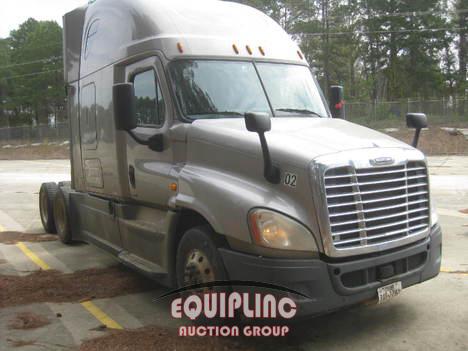 2017 FREIGHTLINER  CASCADIA TANDEM AXLE SLEEPER