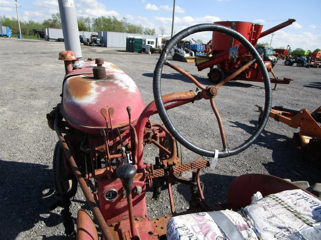 FARMALL 130 TRACTOR W CULTIVATORS